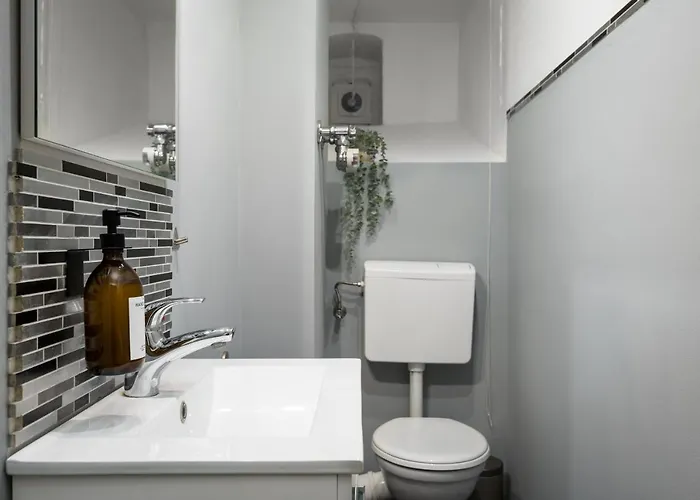 Super Zentral Super Schoener Altbau In Moabit Rostockerstrasse Im Herzen Von Fuer Bis Zu 6 Personen Berlin