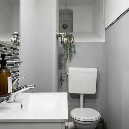 Super Zentral Super Schoener Altbau In Moabit Rostockerstrasse Im Herzen Von Fuer Bis Zu 6 Personen Berlijn